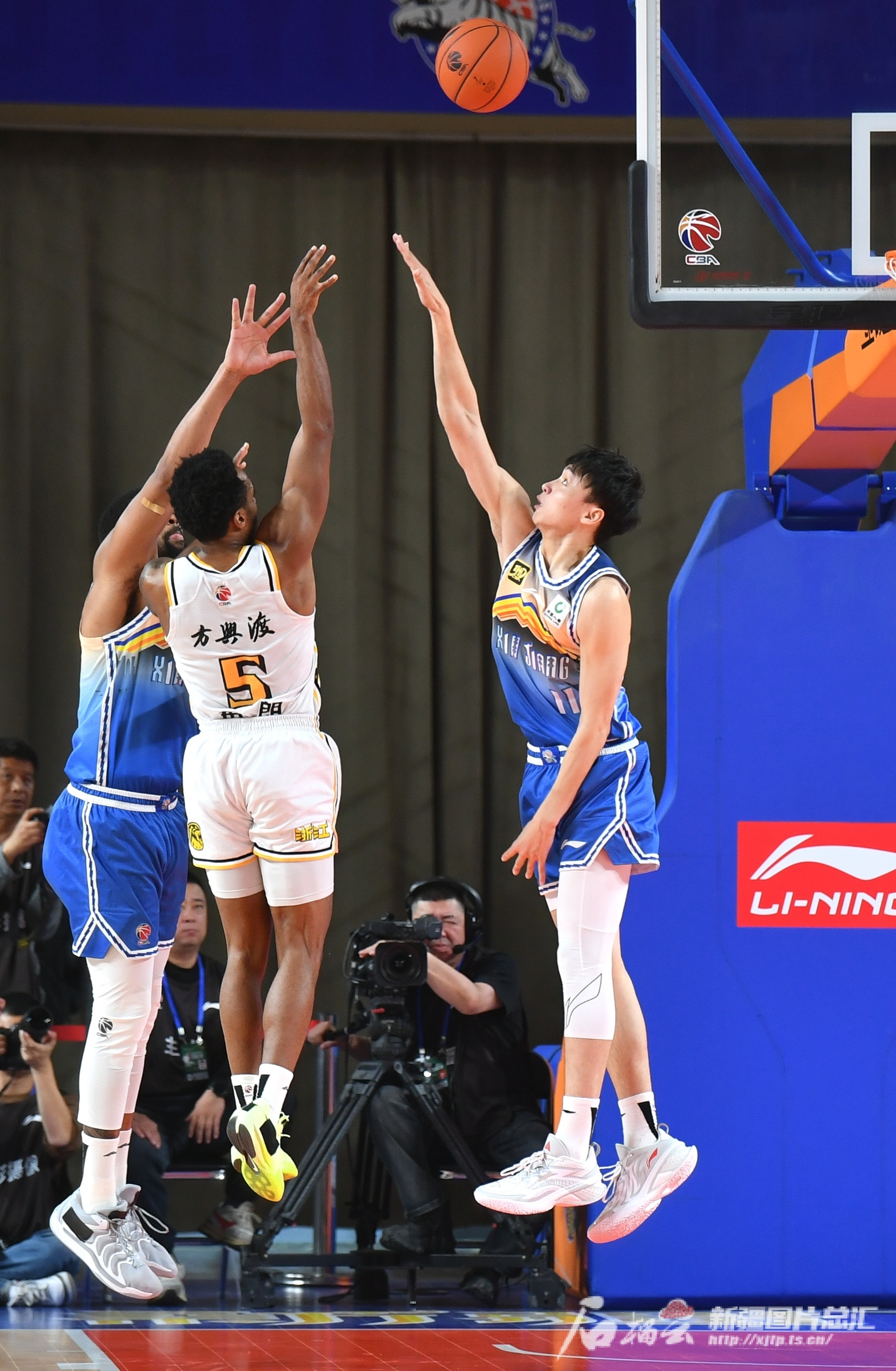 包含新疆男篮主场击败辽宁，豪取胜利的词条