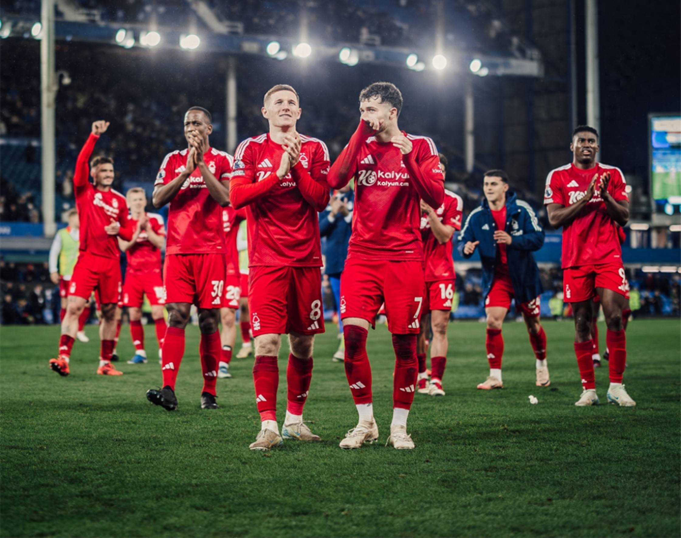 半岛体育电竞-红军重回巅峰，英超冠军走势强劲