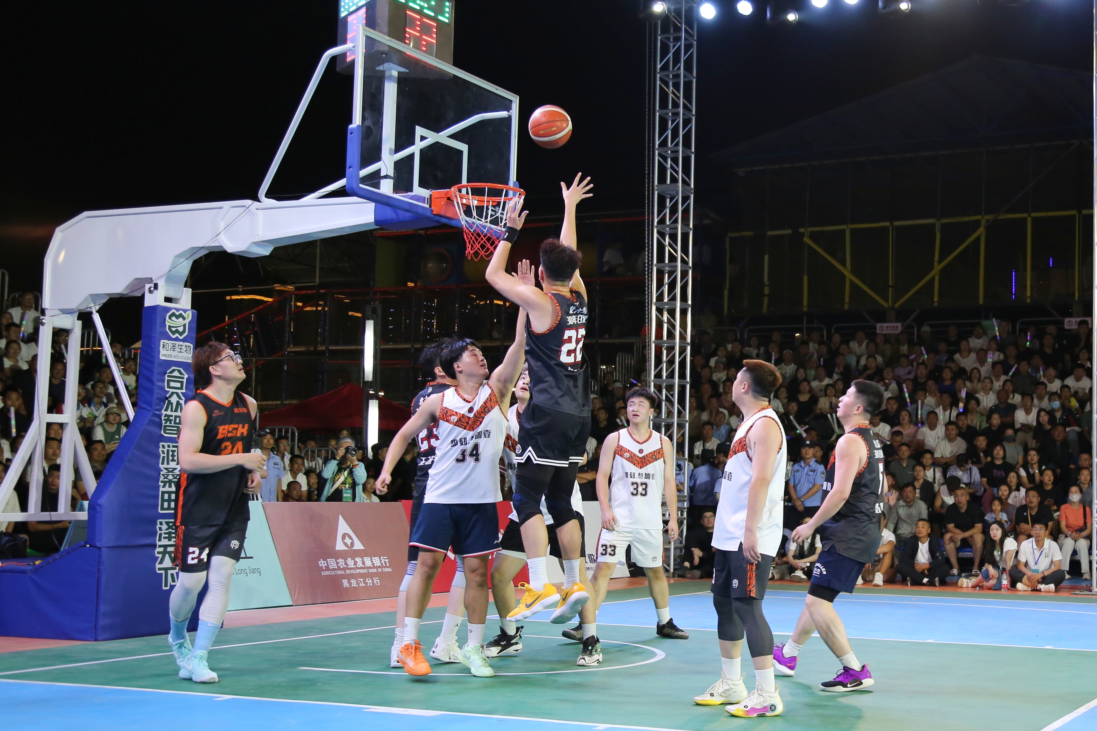 篮球赛事吸引着大批观众前来支持