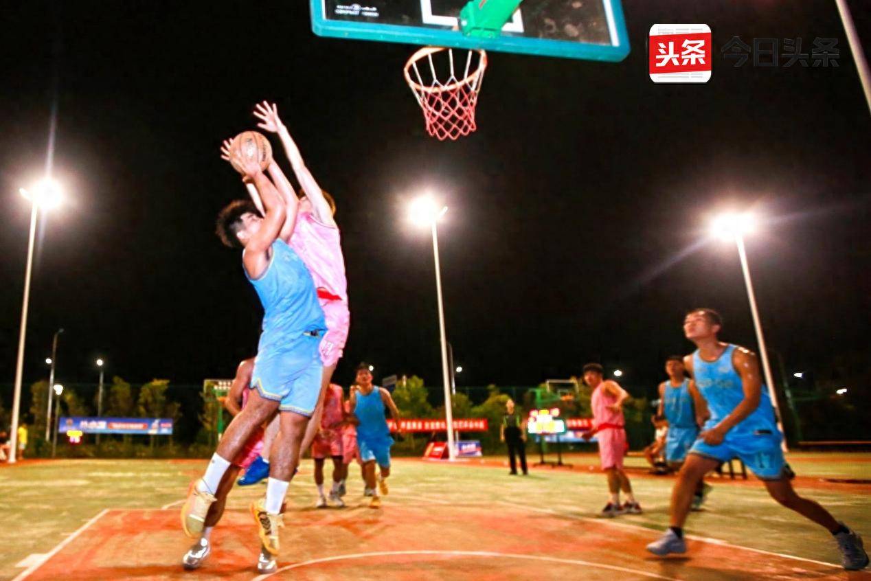 包含经典对决！球场上两支强队激烈拼抢的词条