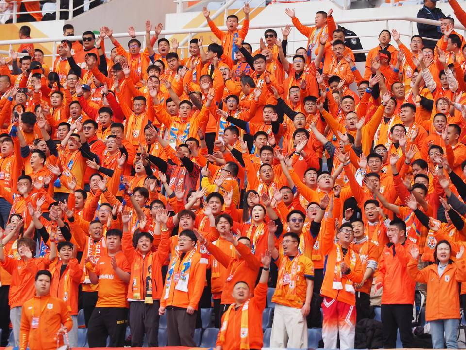 纵情足球！大连人与泰山队角逐擂台之争的简单介绍