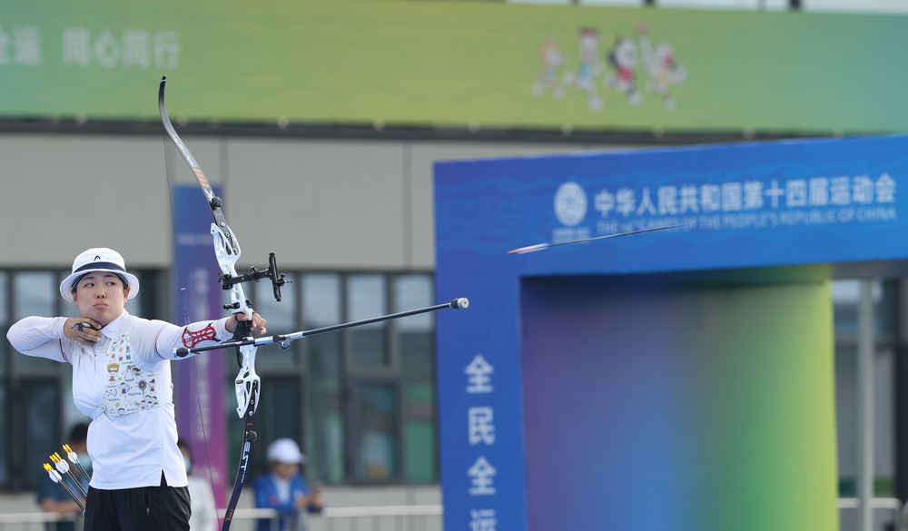 半岛体育教练-瑞典射箭选手击中红心，夺得金牌