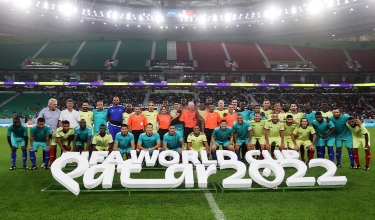 国际球队友谊赛，体现团队合作精神