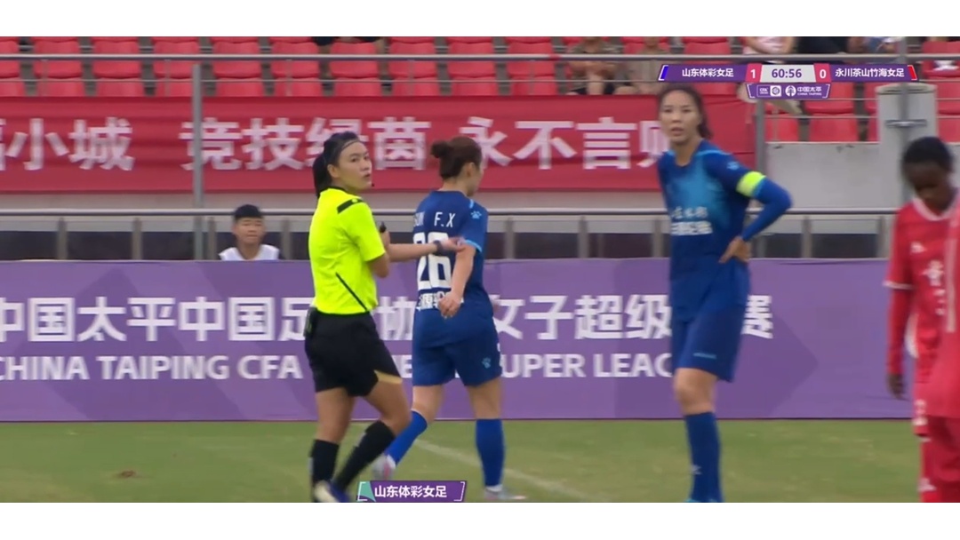 精妙配合：女足队员默契配合，制造进攻机会的简单介绍