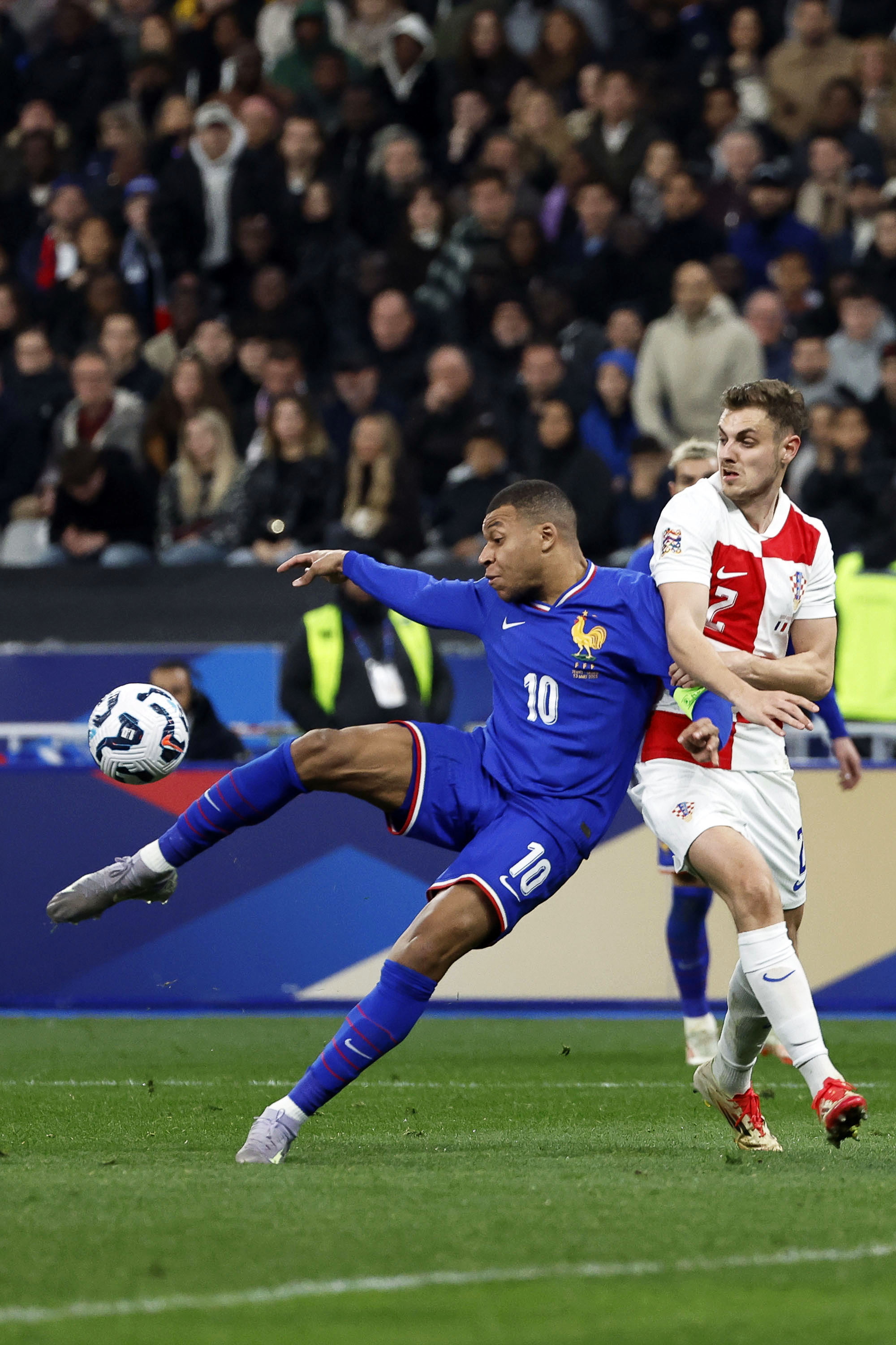 欧洲球队备战国际比赛，决意要在场上争夺每一个进球的简单介绍