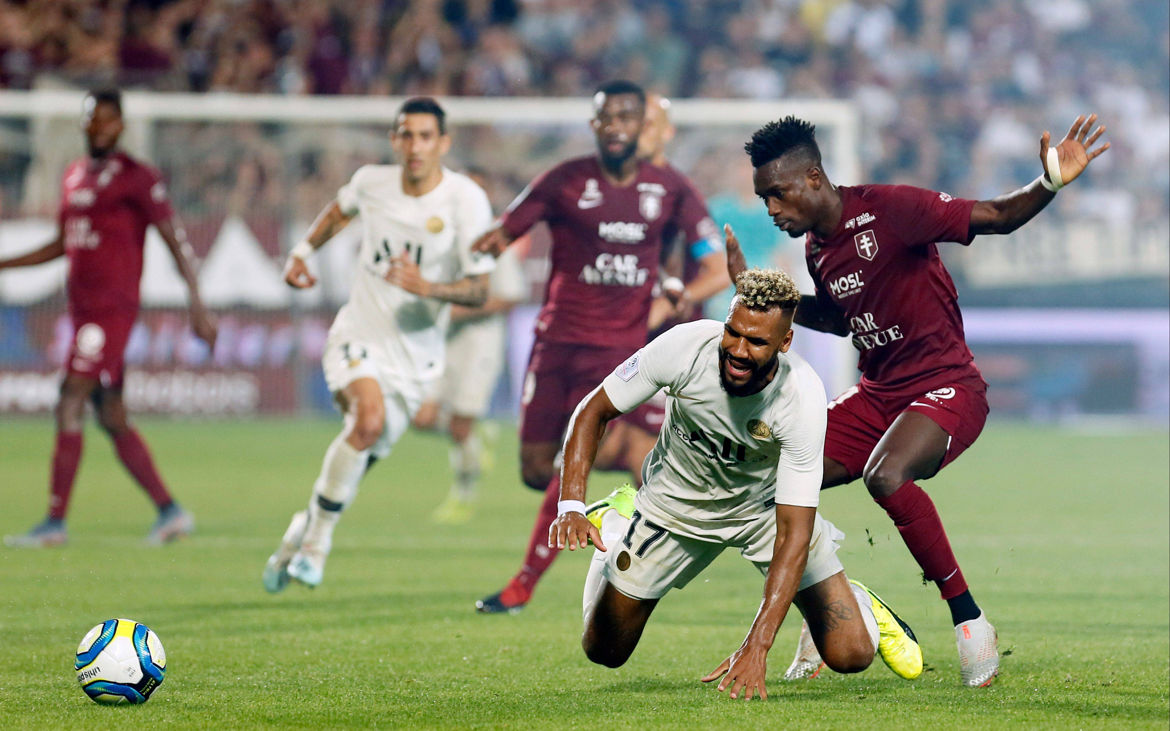 半岛体育视频-足球赛场上的激烈对抗成为焦点