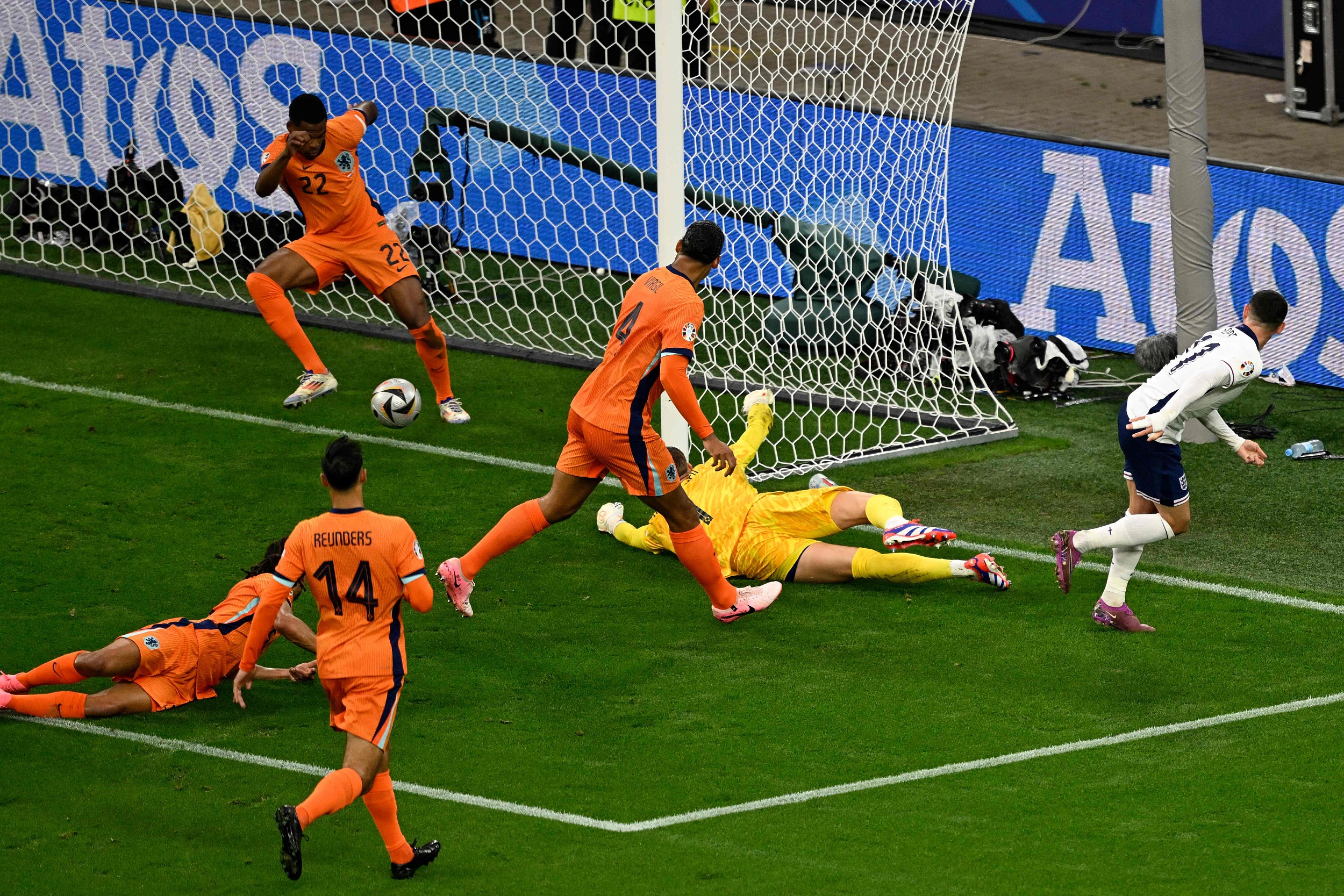 半岛体育官方-关于英格兰轻松击败乌克兰，挺进欧锦赛半决赛的信息