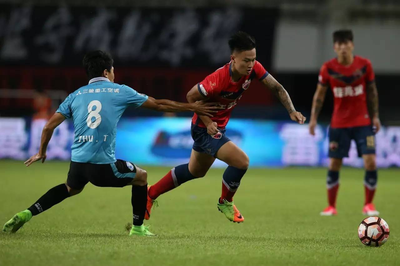 半岛体育网页版-深圳佳兆业主场大胜大连一方，豪取三分