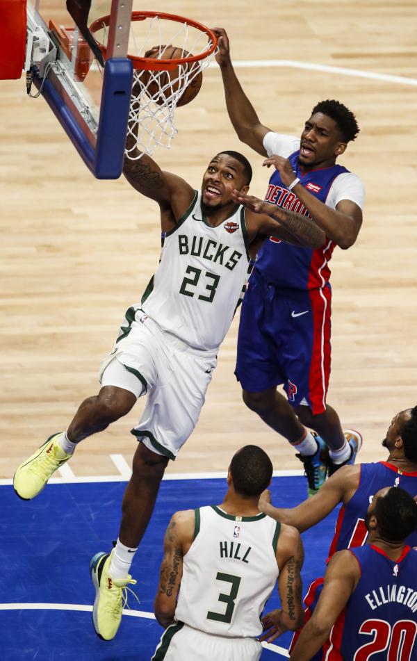 半岛体育官网-雄鹿大胜活塞保持不败