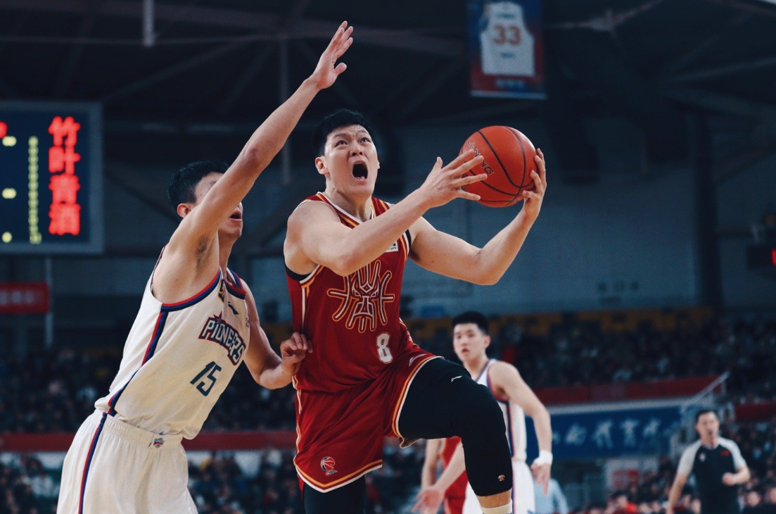 半岛体育网页版登录入口-强队狭路相逢，篮球赛场悬念重重