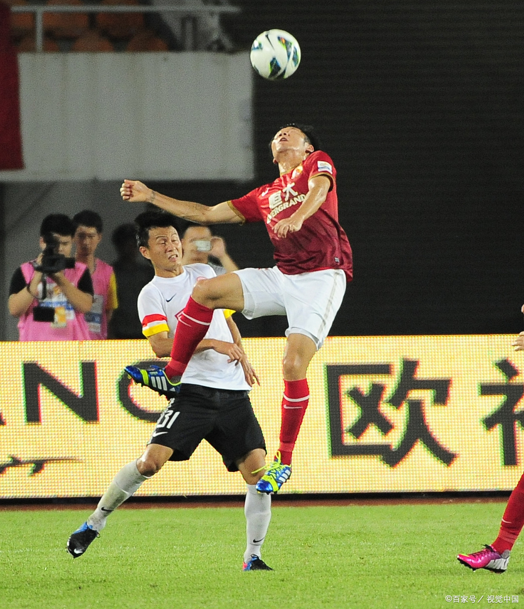 比赛现场火爆，球员们拼尽全力，追逐胜利
